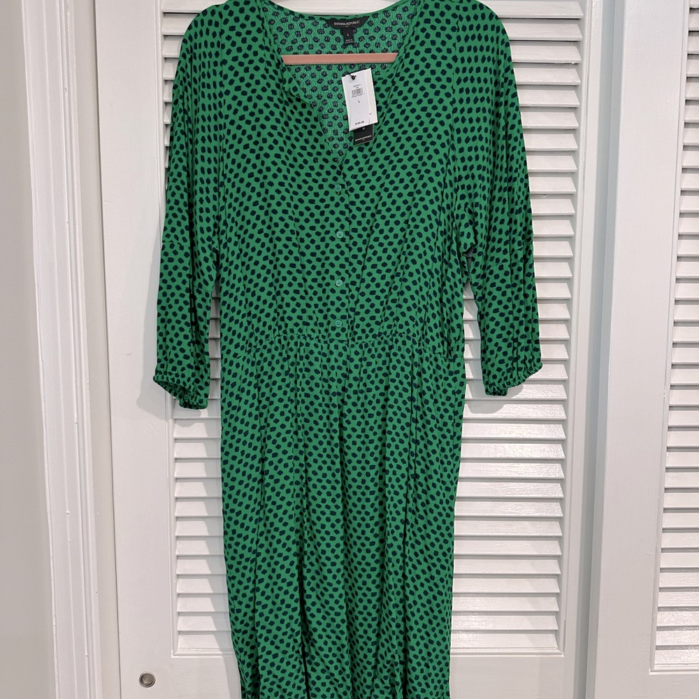 NWT Banana Republic mid dress with polkadots. Size Large